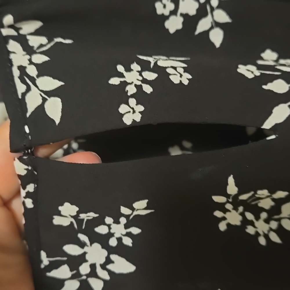 White House Black Market Floral Black and White Relaxed Blouse - Picture 4 of 4